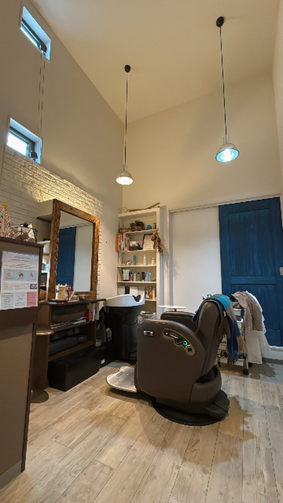 青い扉が印象的なINDIGO private hair salonの施術スペース